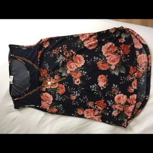 🌸Flower Shirt with Necklace! Medium